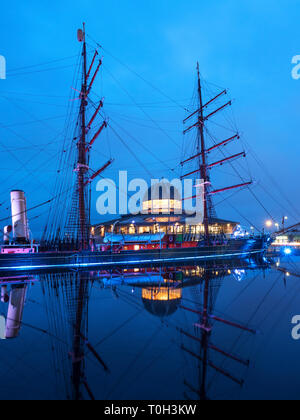 RRS Discovery al Discovery Point al crepuscolo Dundee Scozia Scotland Foto Stock