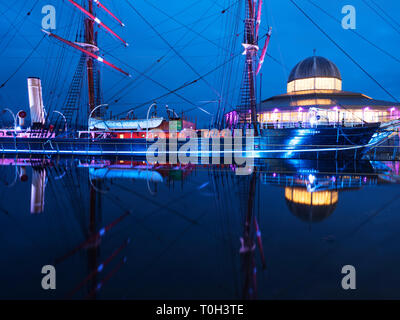 RRS Discovery al Discovery Point al crepuscolo Dundee Scozia Scotland Foto Stock