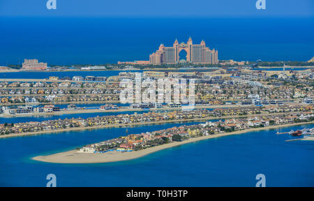 Dubai, Emirati Arabi Uniti - dic 9 2018. Edifici residenziali su Palm Jumeirah island. Le isole sono arcipelago artificiale a Dubai emirato. Foto Stock