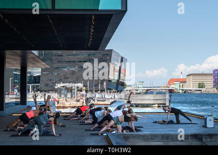 Danimarca, Copenaghen, il Diamante Nero edificio dal Blox edificio Foto Stock