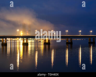 Tay Bridge da Riverside Esplanade e il porto di Dundee al crepuscolo Dundee Scozia Scotland Foto Stock