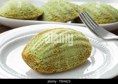 Freschi di forno tè matcha madeleine close up su un piatto di portata Foto Stock