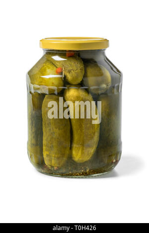 Cetriolini sottaceto in un vasetto di vetro isolato su sfondo bianco Foto Stock