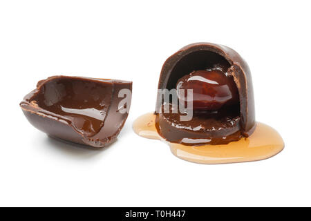 Rotto il cioccolato cherry bonbon isolati su sfondo bianco Foto Stock