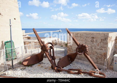 Due vecchio arrugginito ancore, Valletta, Malta Foto Stock