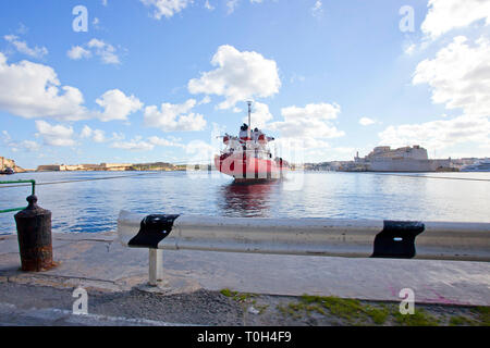 Grande nave rosso ormeggiato a Cava Wharf, Valletta, Malta Foto Stock