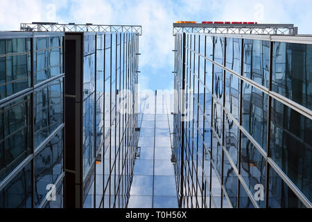 City Gate Towers, Turnurile Portile Orasului, due classi a edifici per uffici situati nel premere il tasto quadrato di Bucarest, la capitale della Romania. Foto Stock