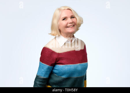 Sorridenti coppia donna bionda nei suoi anni sessanta Foto Stock
