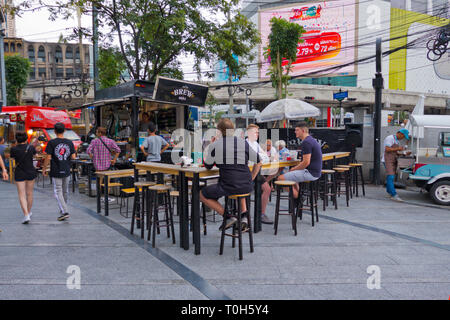 Il cibo e le bevande si spegne nella parte anteriore del platino Plaza, Phetchaburi road, Ratchathewi, Bangkok, Thailandia Foto Stock