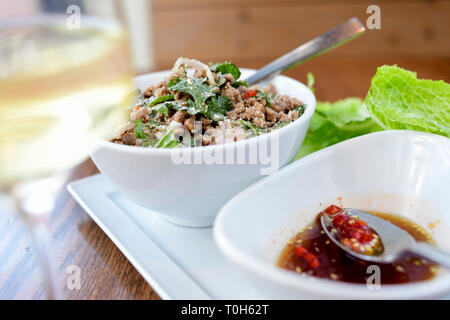 Il cibo tailandese Larb piatto con carne di maiale e un caldo di salsa al peperoncino Foto Stock