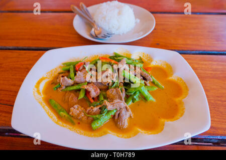 Pad Prik re rosso tailandese Curry di manzo con fagiolini, Ko Chang, Thailandia Foto Stock