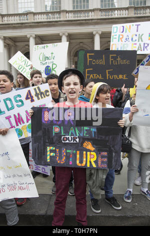 New York City scuola gli studenti partecipano a un sciopero internazionale contro i cambiamenti climatici e per spingere i politici a fare leggi il taglio di gas ad effetto serra e di passare un "New Deal Verde' nel Congresso. Foto Stock