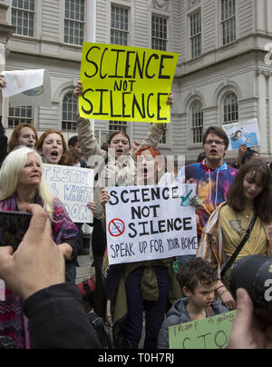 New York City scuola gli studenti partecipano a un sciopero internazionale contro i cambiamenti climatici e per spingere i politici a fare leggi il taglio di gas ad effetto serra e di passare un "New Deal Verde' nel Congresso. Foto Stock
