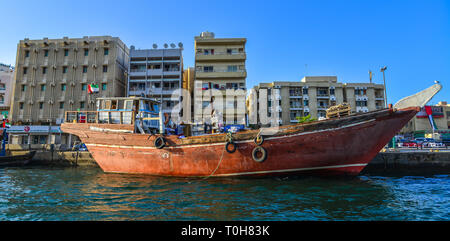 Dubai, Emirati Arabi Uniti - dic 9 2018. La barca di legno (acqua bus) sul Dubai Creek. Il torrente è un uomo reso navigabile per la comodità di navi commerciali. Foto Stock