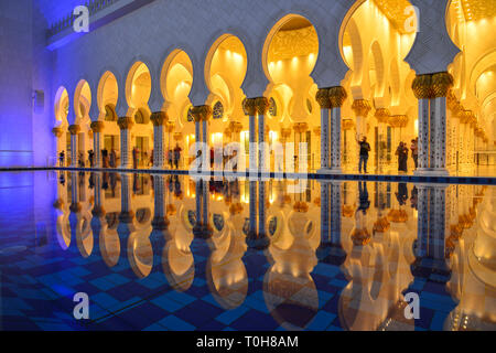 Abu Dhabi - 8 dicembre 2018. Bella vista notturna della Sheikh Zayed Grande Moschea di Abu Dhabi, negli Emirati Arabi Uniti. Foto Stock