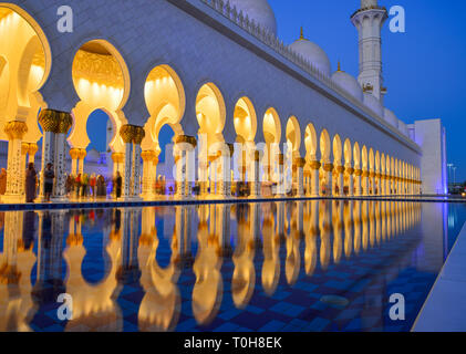 Abu Dhabi - 8 dicembre 2018. Bella vista notturna della Sheikh Zayed Grande Moschea di Abu Dhabi, negli Emirati Arabi Uniti. Foto Stock