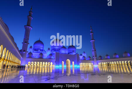 Abu Dhabi - 8 dicembre 2018. Bella vista notturna della Sheikh Zayed Grande Moschea di Abu Dhabi, negli Emirati Arabi Uniti. Foto Stock