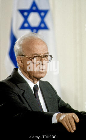 Washington, DC, Stati Uniti d'America 16 Maggio, 1994 Il Primo Ministro Israeliano Yitzhak Rabin risponde alle domande dei giornalisti durante una formale conferenza stampa congiunta con il presidente William Jefferson Clinton nella Sala Est della Casa Bianca. Rabin è stato un uomo politico israeliano, statista e generale. Egli è stato il quinto Primo Ministro di Israele, che serve due termini in ufficio, 1974-77 e 1992 fino al suo assassinio nel 1995. Credito: Mark Reinstein/MediaPunch Foto Stock