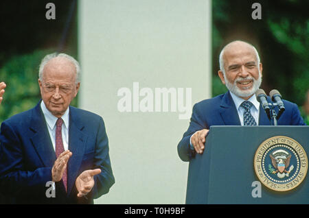 Washington, DC, Stati Uniti d'America, 25 luglio, 1994 Il Primo Ministro Israeliano Yitzhak Rabin con re Hussein di Giordania nel Giardino delle Rose della Casa Bianca dopo la firma degli accordi di pace. Rabin è stato un uomo politico israeliano, statista e generale. Egli è stato il quinto Primo Ministro di Israele, che serve due termini in ufficio, 1974-77 e 1992 fino al suo assassinio nel 1995. Credito: Mark Reinstein/MediaPunch Foto Stock