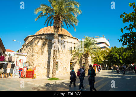 Antalya, Turchia - Novembeer 24, 2017: Pazari Hamami tradizionale bagno turco casa sulla pedonale percorso a piedi in Kaleici old town. Posizione orizzontale Foto Stock