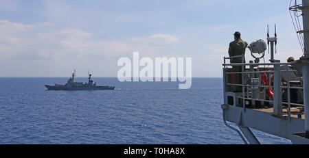 190319-N-DS193-037 sul Mare del Sud della Cina (19 marzo 2019) - Capt. Eric Anduze, comandante della U.S. 7 ammiraglia della flotta USS Blue Ridge (LCC 19), il passaggio rende onore a Philippine Navy (PN) nave BRP Ramon Alcaraz (FF 16) durante una cooperativa marittima attività. Blue Ridge è la più antica nave operativa in marina e, come 7 comando della flotta navale, lavora attivamente per promuovere le relazioni con gli alleati e partner nella regione Indo-Pacifico. (U.S. Foto di Marina di Massa lo specialista di comunicazione 2a classe Adam K. Thomas) Foto Stock