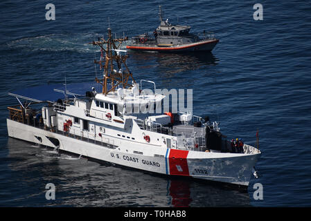 Il Guardacoste Benjamin Bottoms tira nel porto di Los Angeles canale verso il suo homeport a Coast Guard Base Los Angeles-Long Spiaggia di San Pedro, California, 18 marzo 2019. Il Benjamin Fondi è la quarta sede in California risposta veloce taglierina. (Coast Guard foto di Sottufficiali di prima classe Patrick Kelley.) Foto Stock