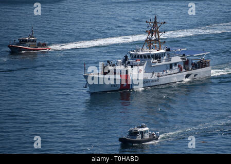 Il Guardacoste Benjamin Bottoms tira nel porto di Los Angeles canale verso il suo homeport a Coast Guard Base Los Angeles-Long Spiaggia di San Pedro, California, 18 marzo 2019. Il Benjamin Fondi è la quarta sede in California risposta veloce taglierina. (Coast Guard foto di Sottufficiali di prima classe Patrick Kelley.) Foto Stock