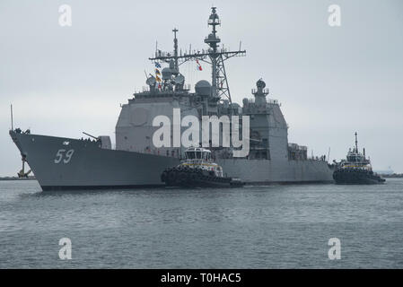 SEAL Beach, California (19 marzo 2019) Ticonderoga-class guidato-missili cruiser USS Princeton (CG 59) tira in Naval Weapons Station Seal Beach. La nave sarà a disposizione del pubblico per visite guidate marzo 23 e 24 nel supporto del settantacinquesimo anniversario della stazione delle armi. (U.S. Navy foto di Master Chief la comunicazione di massa specialista Brian Brannon/rilasciato) Foto Stock