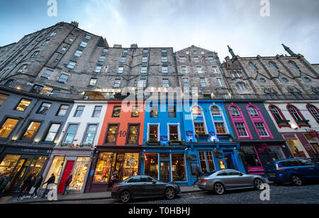 Vista del tramonto di negozi e ristoranti sulla storica Victoria Street di Edimburgo Città Vecchia, Scotland, Regno Unito Foto Stock