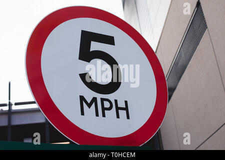 La velocità di 5 MPH segno. Cinque miglia per ora segno di traffico. Foto Stock