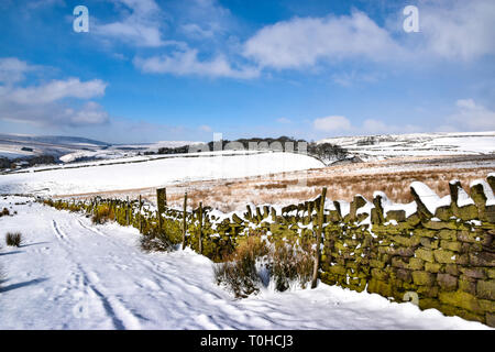 Sud Pennine Hills in snow, sopra Hardcastle Crags, Hebden Bridge, Calderdale, West Yorkshire Foto Stock