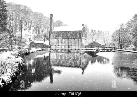 Nevicava a Gibson Mill, Hardcastle Crags, Hebden Bridge, Calderdale, West Yorkshire Foto Stock