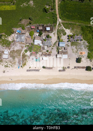 Una vista da sopra della piccole capanne sulla spiaggia Tampah in Lombok, Indonesia Foto Stock