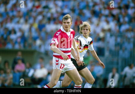 Sport, calcio, Campionato Europeo, campionato europeo 1988, Germania contro la Danimarca (2:0), scena del match con Juergen Klinsmann e Klaus Berggreen, a Gelsenkirchen, Germania, 14.06.1988, Additional-Rights-Clearance-Info-Not-Available Foto Stock