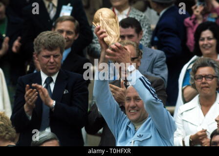 Sport, calcio, campionato del mondo campionato del mondo 1974, campionato mondiale finale, finale, Germania contro Paesi Bassi (2: 1), allenatore tedesco Helmut Schoen con la tazza di Monaco di Baviera, 7.7.1974, Additional-Rights-Clearance-Info-Not-Available Foto Stock