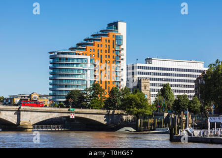 Inghilterra, Londra, Putney, Putney Bridge e la chiesa di Santa Maria Foto Stock