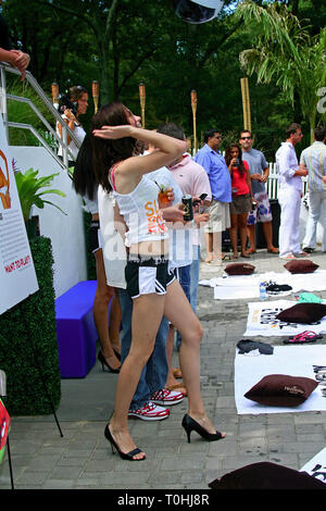 Southampton, NY, STATI UNITI D'AMERICA. 02 Settembre, 2007. Atmosfera presso il Domenica, 2 sett 2007 Passaporto Playboy Hamptons party in piscina presso il Pink Elephant di Southampton, NY, STATI UNITI D'AMERICA. Credito: Steve Mack/S.D. Mack foto/Alamy Foto Stock