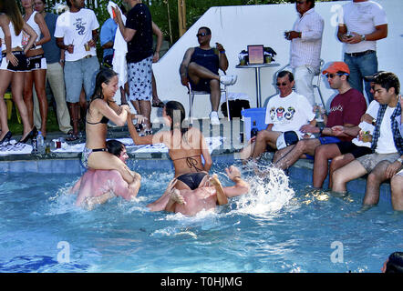 Southampton, NY, STATI UNITI D'AMERICA. 20 Mar, 2019. Atmosfera presso il Domenica, 2 sett 2007 Passaporto Playboy Hamptons party in piscina presso il Pink Elephant di Southampton, NY, STATI UNITI D'AMERICA. Credito: Steve Mack/S.D. Mack foto/Alamy Foto Stock