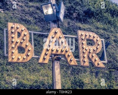 Bar segno luminoso lettere con le lampadine luce design moderno Foto Stock