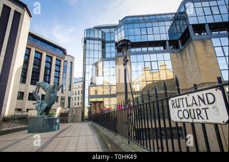 Per cavallo e cavaliere scultura di Eoghan ponte situato sul Rutland Corte passerella, Edimburgo. Foto Stock