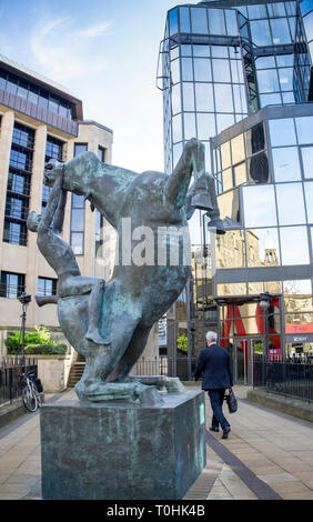 Per cavallo e cavaliere scultura di Eoghan ponte situato sul Rutland Corte passerella, Edimburgo. Foto Stock