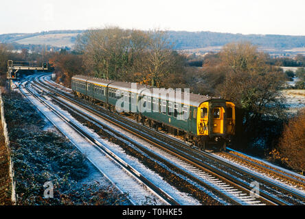 Classe 411 4CEP Electric Multiple Unit numero 1592 ridipinto in originale British Rail livrea verde per commemorare la fine di Mk1 slam operazioni porta alla giunzione Otford nel Kent. Il 2 gennaio 2002. Foto Stock