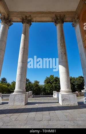La Basilica di Superga colonne in una soleggiata giornata estiva a Torino, Italia Foto Stock