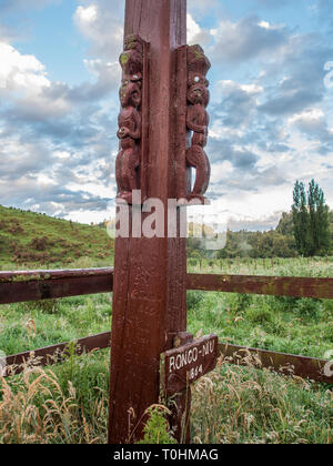 Rongo Nui, Hauhau palo cerimoniale, Maraekowhai, Whanganui River, Ruapehu District, Nuova Zelanda Foto Stock