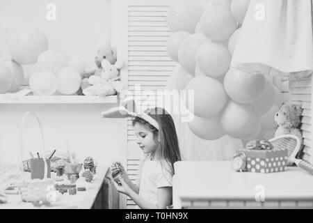 Pasqua, bambino in rosa orecchie di coniglietto. Foto Stock