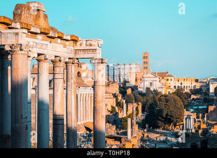 Panorama della città di Roma con le viste di alcuni dei più famosi edifici e monumenti: il Colosseo, le antiche colonne di un tempio Foto Stock