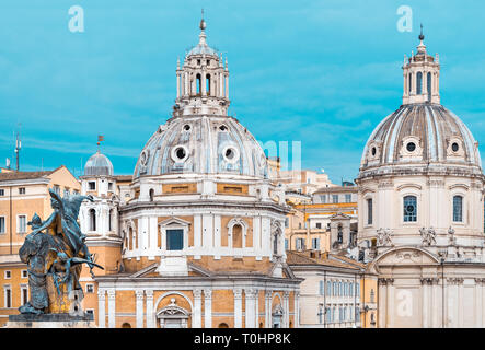 Close-up di due cupole di chiese antiche, in Piazza Venezia a Roma, con una statua di bronzo, in marmo e pietra, Chiesa di Santa Maria di Loreto Foto Stock