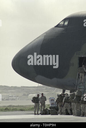 Il 21 ottobre 1993 U.S. Rangers circa di discostarsi Mogadiscio, Somalia su un Lockheed C-5 Galaxy per il trasporto militare getto di aria mobilità comando. Foto Stock
