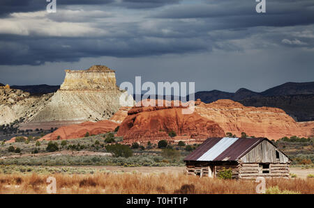 Vecchia cabina in legno nel deserto dello Utah, Stati Uniti d'America Foto Stock