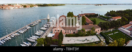 Vista dalla torre cinquecentesca accanto alla chiesa di San Giorgio maggiore, tra cui lo yacht del '700 Spirit dal film Casino Royale (2 dalla torre). Foto Stock